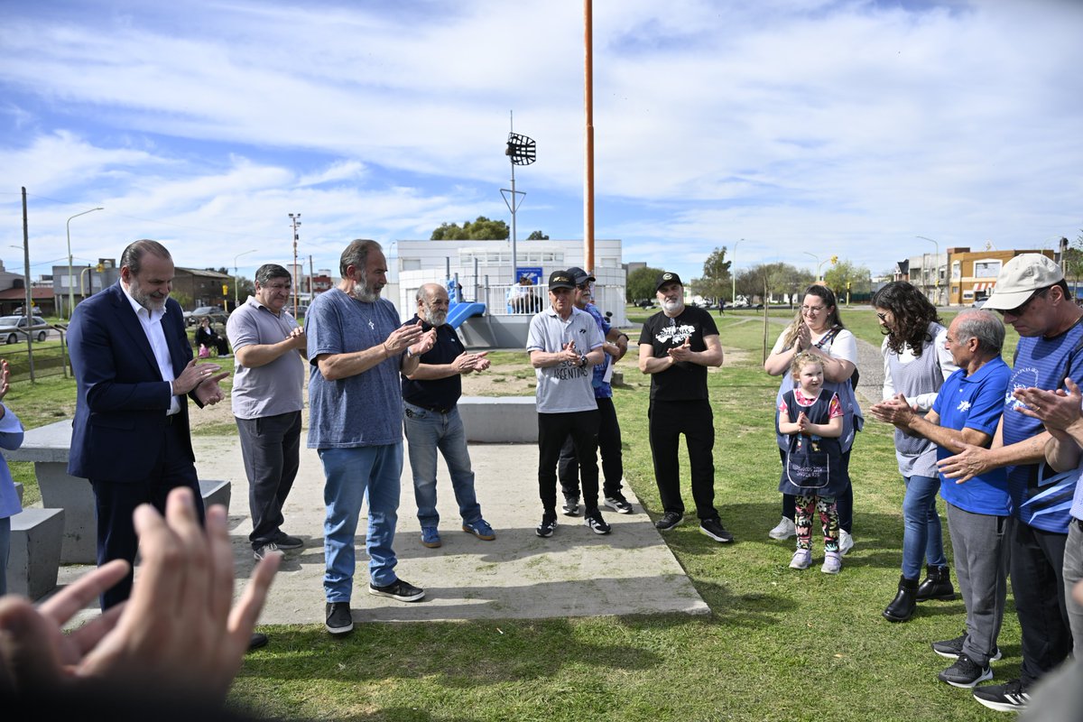 MunicipioBahia's tweet photo. En el Espacio Combatientes de Malvinas rendimos homenaje a los 44 tripulantes del ARA San Juan con una jornada de plantación de árboles.

Gracias a Unipar por los ejemplares donados y a cada vecino que se sumó.

Memoria, homenaje y compromiso con nuestra ciudad. Seguimos reverdeciendo Bahía.