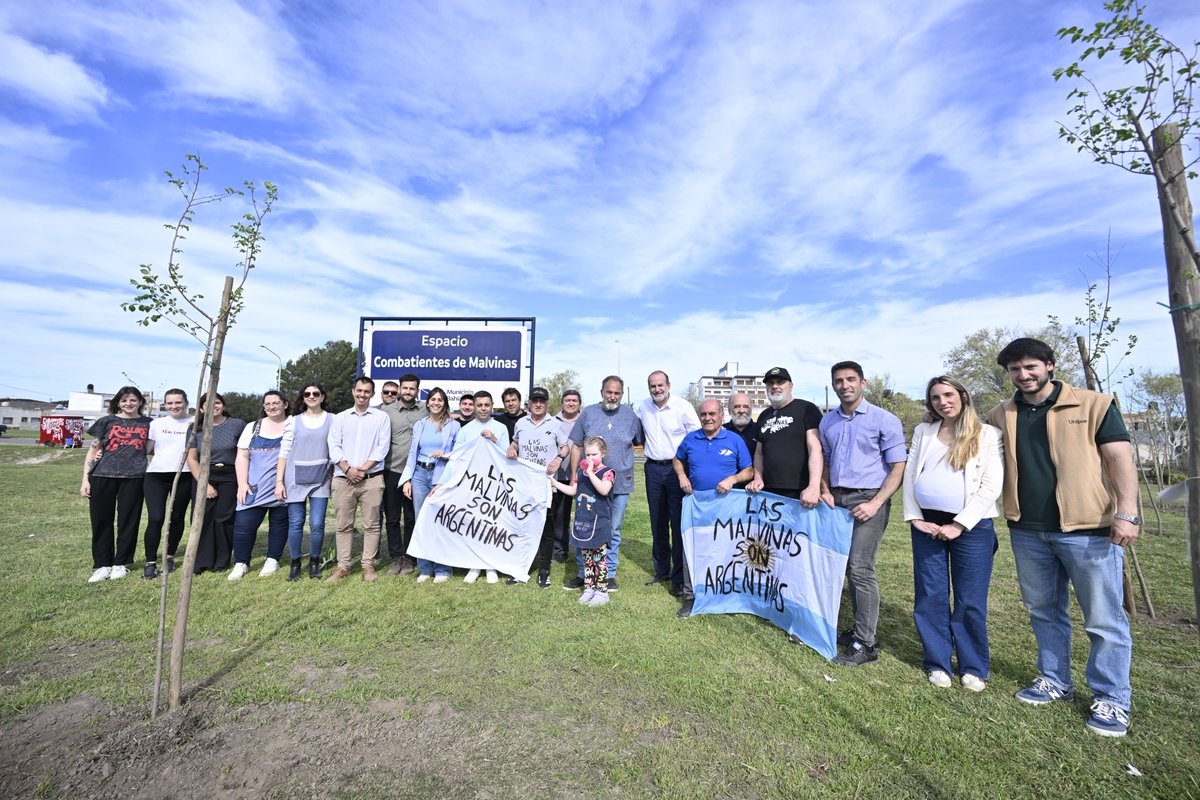 MunicipioBahia's tweet photo. En el Espacio Combatientes de Malvinas rendimos homenaje a los 44 tripulantes del ARA San Juan con una jornada de plantación de árboles.

Gracias a Unipar por los ejemplares donados y a cada vecino que se sumó.

Memoria, homenaje y compromiso con nuestra ciudad. Seguimos reverdeciendo Bahía.