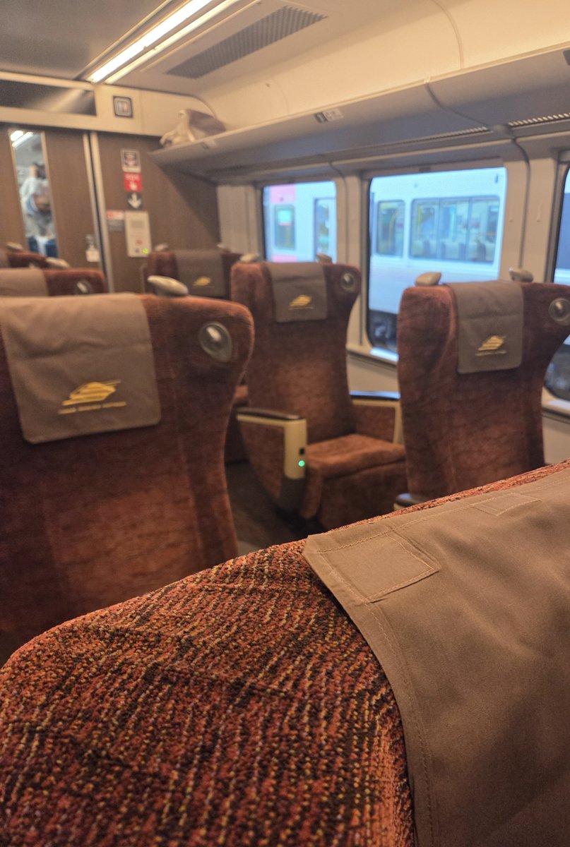 runandorix's tweet photo. 岡山からは特急南風で高知へ。
初めてグリーン車乗ります！(空いてなかった) https://t.co/H2cMSmCQVe