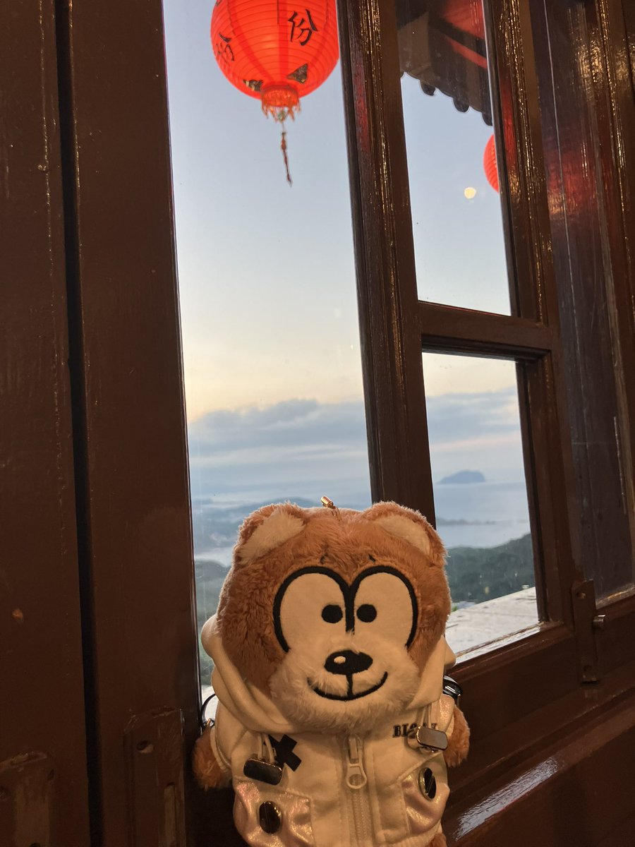 chiha_333's tweet photo. TAMちゃんと台湾旅行中
九份で花文字書いて貰った☺️

しのがこれからも
良縁に恵まれますように

大輝ちゃんぬいも
連れ歩きたい（再販望む）

#篠塚大輝 https://t.co/JkK535Obyy