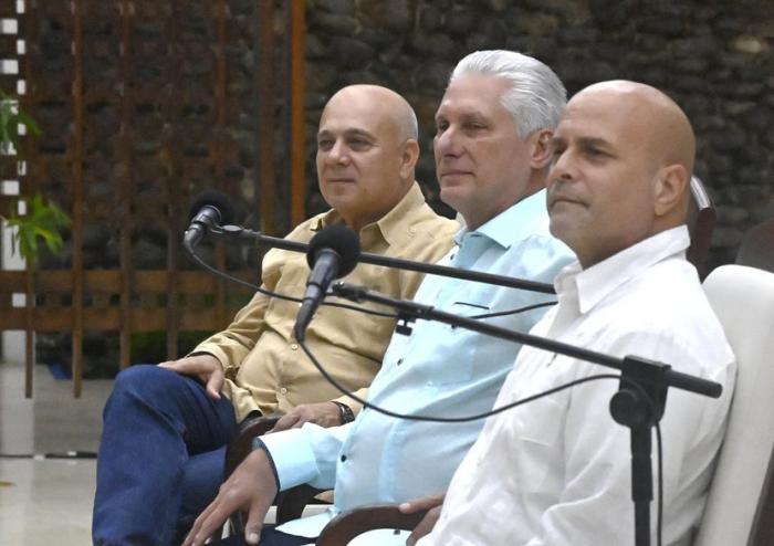 Granma_Digital's tweet photo. 👤👥🇨🇺ǀ Sostiene Primer Secretario del Comité Central del Partido y Presidente de la República, @DiazCanelB, encuentro con una representación de líderes barriales que han dedicado su vida o están consagrando su quehacer al trabajo de los CDR.
🔗https://t.co/epbYXIuhff https://t.co/DsKLTQbmPX