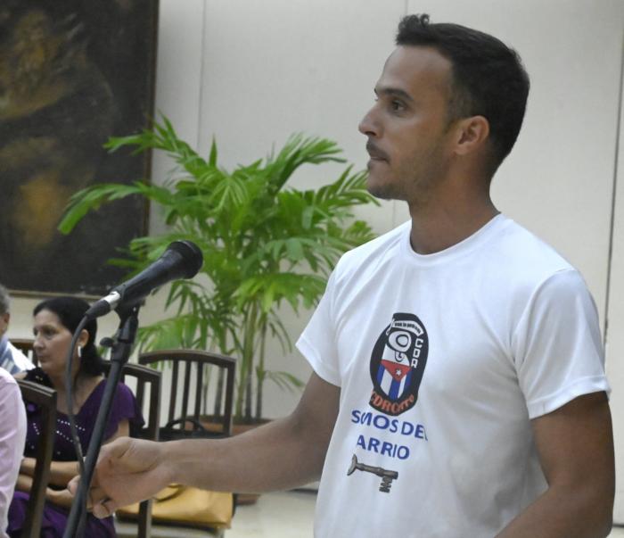 Granma_Digital's tweet photo. 👤👥🇨🇺ǀ Sostiene Primer Secretario del Comité Central del Partido y Presidente de la República, @DiazCanelB, encuentro con una representación de líderes barriales que han dedicado su vida o están consagrando su quehacer al trabajo de los CDR.
🔗https://t.co/epbYXIuhff https://t.co/DsKLTQbmPX