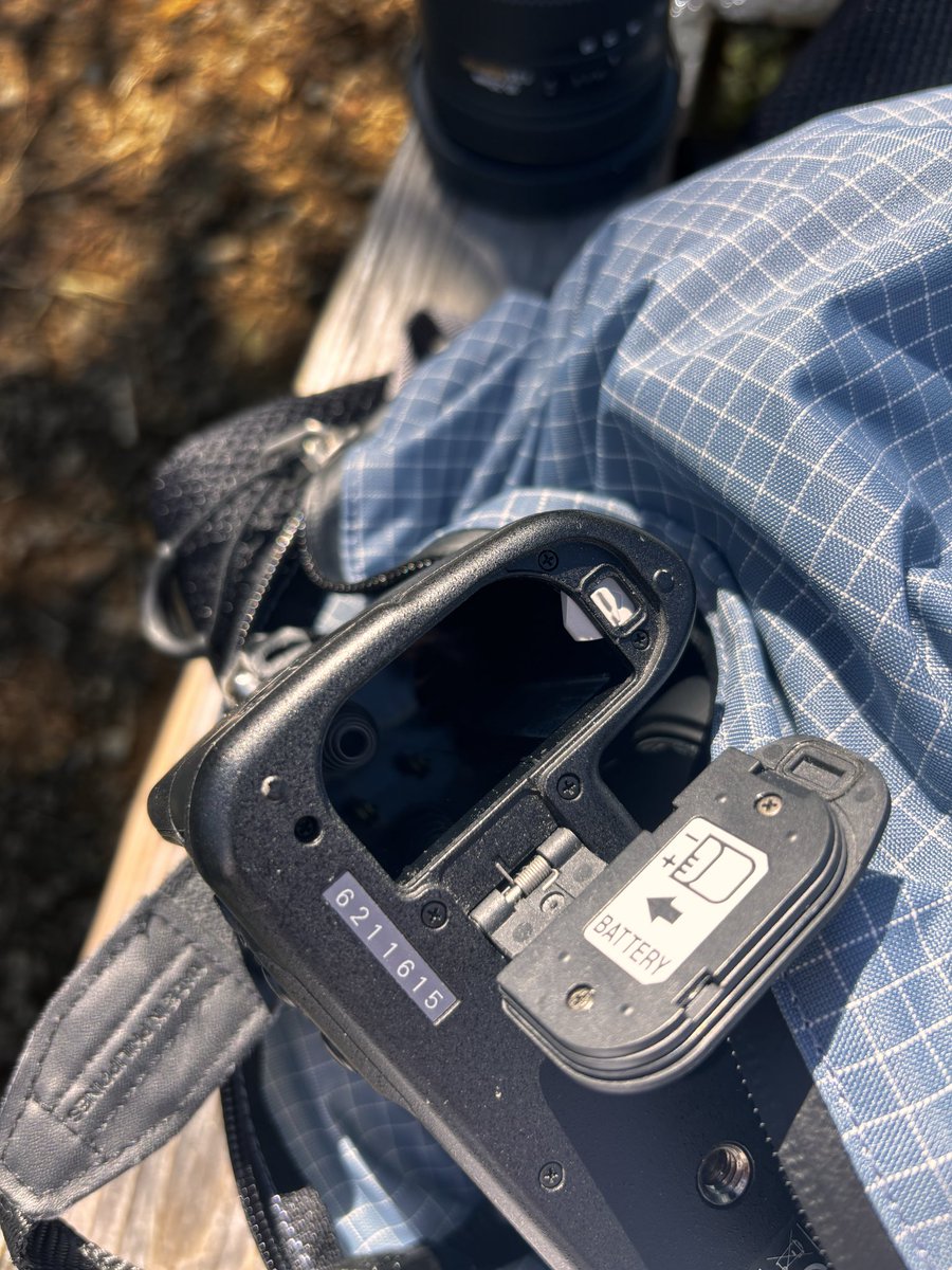 WuamKs's tweet photo. 3kg余計に担いで
90分登って
この仕打ち…
神よ私は何をしたというのだッ！

神「バッテリー忘れてんじゃん」

登山でサザエさんすると地獄
バッテリーは入れ忘れたが
サイフとスマホはあったので
よしとする。 https://t.co/YgOwq2qBmY