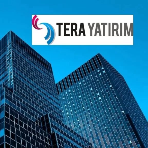 RusenPress's tweet photo. Güney Kore, fon ve hisse krizini nasıl çözdü?

Güney Kore, finansal sisteminde veya fon piyasalarında yaşanan krizleri çözmek için dünyadaki en sert, en radikal ve devlet güdümlü yöntemleri uygulayan ülkelerden biridir.

Fon krizleri, Güney Kore borsasında (KOSPI ve KOSDAQ) kaldıraçlı işlemlerin patlamasına ve panik satışlarla milyarlarca dolarlık değer kayıplarına yol açtığında, devlet doğrudan borsadaki genel hisse senedi yatırımcısını korumak için dünyada eşi benzeri az görülen adımlar attı: 

- Açığa Satış Yasakları (Short Selling Ban): Kurumsal fonların hisse fiyatlarını aşağı bastırarak bireysel yatırımcıları ezmesini önlemek amacıyla, Güney Kore hükümeti borsada açığa satış işlemlerini tamamen yasakladı. Bu yasak, piyasada "çıplak açığa satış" (elinde hisse olmadan satma) yapan yabancı bankalara devasa cezalar verilerek pekiştirildi. Amaç, bireysel hisse yatırımcılarının varlıklarının spekülatif fonlarca eritilmesini engemekti.

Borsa İstikrar Fonu'nun (Market Stabilization Fund) Devreye Alınması: Borsada hisselerin serbest düşüşe geçtiği panik dönemlerinde, devlet güdümlü finansal kurumlar aracılığıyla milyarlarca dolarlık alım yapılarak borsa tabanına adeta bir "güvenlik ağı" serildi.

Güney Kore, bu hamlelerle finansal krizlerde "zararı yatırımcı çeker" kuralını esnetmiş ve finansal sistemin güvenilirliğini korumak için yükü aracı kurumlara ve devlet bütçesine yıkmıştır. 

Güney Kore'deki çözüm modeli, yakın tarihte yaşanan iki büyük finansal skandal üzerinden şekillenmiştir: İlki, fon krizlerinde yatırımcıya %100 nakit iadesi getiren Lime Asset Management skandalı; ikincisi ise daha yakın dönemde inşaat sektöründeki fonları kurtarmak için uygulanan "Project Financing (PF)" yapılandırmalarıdır.

1. Yatırımcıya %100 Anapara İadesi (Lime Asset Skandalı Örneği)

2019-2020 yıllarında Güney Kore’nin en büyük alternatif hedge fonu yöneticilerinden biri olan Lime Asset Management, milyarlarca dolarlık batık kredileri gizlediğini itiraf ederek fonlarını dondurmuştu. Finansal piyasaların sarsılması üzerine Güney Kore Finansal Düzenleme Kurumu (FSS) ezber bozan bir karar aldı:

Fonları Satan Bankalar Sorumlu Tutuldu: FSS, fonların içindeki usulsüzlükleri ve yüksek riskleri yatırımcılara doğru anlatmadıkları (eksik bilgilendirme/mis-selling) gerekçesiyle fonu satan aracı bankaları ve kurumları doğrudan sorumlu ilan etti. 

Kore Finans Sektöründe İlk: FSS'nin kararıyla, fonları müşterilere pazarlayan Shinhan Bank, Woori Bank gibi dev finans kuruluşları, yatırımcıların anaparalarının %100'ünü iade etmek zorunda kaldı. Zararı fonu kuran dolandırıcıların değil, denetim yapmadan bu fonu halka satan büyük bankaların üstlenmesi sağlandı.

KAMCO (Kore Varlık Yönetim Şirketi) Müdahalesi: Devlet kurumu olan KAMCO, piyasadaki sorunlu ve geri ödenemeyen gayrimenkul borçlarını ve fon varlıklarını doğrudan satın alarak fon piyasasındaki nakit kilitlenmesini çözdü.

Fon krizine neden olan şirketlerin yöneticilerine, piyasayı manipüle ettikleri için müebbet hapse varan cezalar verilmiştir. Ayrıca, usulsüz fon satan bankaların üst düzey CEO'larına finans sektöründen ömür boyu men ve devasa kurumsal para cezaları uygulanmıştır.

Güney Kore'deki fon krizlerinde fonların hisselerini (pay senetlerini) alan doğrudan yatırımcılar ile bu krizlerin sıçradığı borsadaki genel hisse senedi yatırımcıları iki farklı finansal koruma ve müdahale mekanizmasıyla karşı karşıya kalmıştır.Devlet, sermaye piyasasına olan güveni tamamen kaybetmemek adına hem fon hisselerini alanlara hem de borsadaki yatırımcılara yönelik çok radikal kararlar uygulamıştır.

"Eksik/Hatalı Bilgilendirme" (Mis-selling) Doktrini: Güney Kore Finansal Düzenleme Kurumu (FSS), fon yönetim şirketinin iflas etmesi üzerine faturayı fona değil, fonu halka pazarlayan aracı bankalara ve aracı kurumlara kesti. Bankaların müşterilere bu ürünleri "risksiz veya garantili hisse fonu" gibi sunduğu tespit edildi. 

Kademeli ve Tam Anapara İadesi: FSS Tahkim Komitesi kararları doğrultusunda, aracı kurumlara ve bankalara (Woori Bank, Shinhan Bank, KB Securities vb.) yatırımcıların uğradığı zararın %40 ile %100 arasında değişen oranlarda nakit iadesi yapma zorunluluğu getirildi. Ağır suistimal içeren bazı fonlarda bireysel yatırımcılara anaparalarının %100'ü bankalar tarafından nakit olarak geri ödendi. Dolayısıyla fon hisseleri çöp olan yatırımcılar paralarını aracı bankalardan tahsil etti.

@ProfDemirtas
@memetsimsek
@spkgovtr
@cevdetakaychp
@Akif_Hamzacebi
@ZeybekciNihat
@_cevdetyilmaz