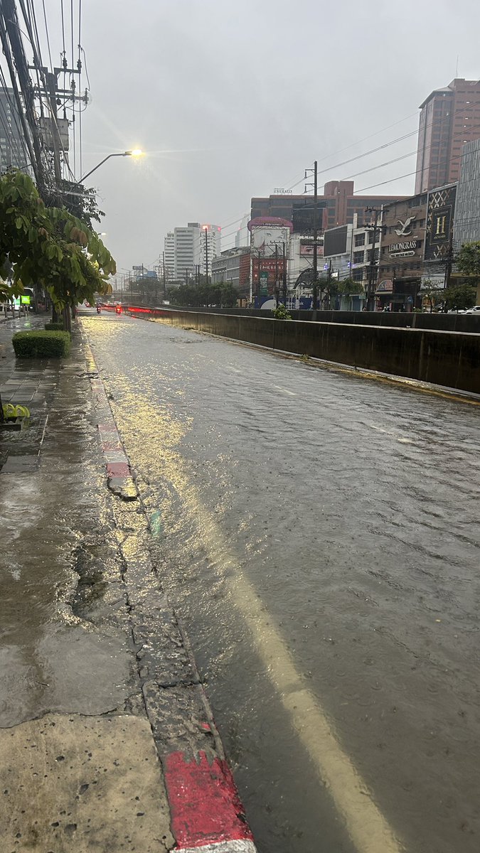 khanaphoto's tweet photo. 32ชม ผ่านไป ที่ฝนตกตลอด หนักเบาสลับกันไป

ณ ประเทศห้วยขวาง และถนนรัชดาภิเษก 

สภาพเช้านี้
ท่วมไม่มีเหลือ และฝนยังคงตกอยู่ ไม่มีวี่แววจะหยุดตก https://t.co/XdM5SvpwJO