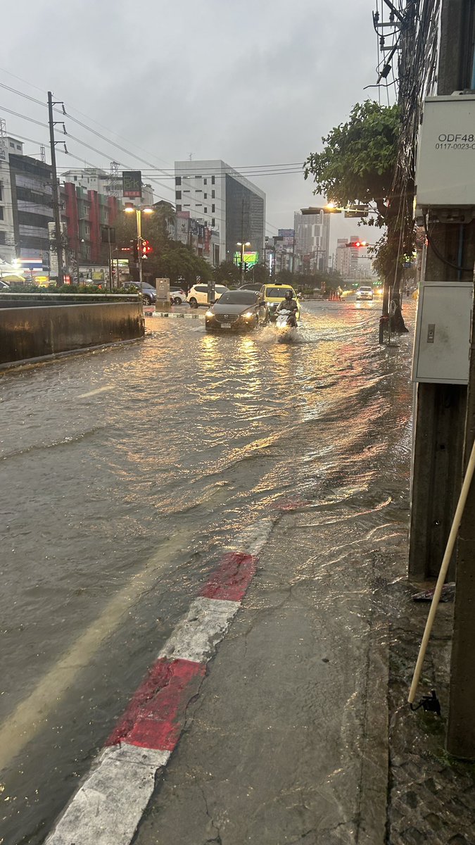 khanaphoto's tweet photo. 32ชม ผ่านไป ที่ฝนตกตลอด หนักเบาสลับกันไป

ณ ประเทศห้วยขวาง และถนนรัชดาภิเษก 

สภาพเช้านี้
ท่วมไม่มีเหลือ และฝนยังคงตกอยู่ ไม่มีวี่แววจะหยุดตก https://t.co/XdM5SvpwJO