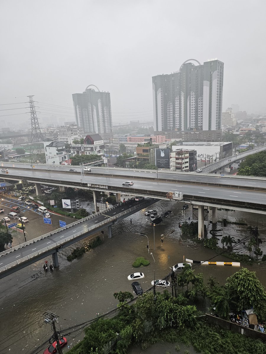 vanilla_kace's tweet photo. ทางลงทางด่วนฉลองรัตน์ เวลา 06.49 น. ทางออกพัฒนาการ น้ำยังไม่ลงนะคะ 

#น้ำท่วม #กรุงเทพ #พัฒนาการ https://t.co/j8PVJdBVSV