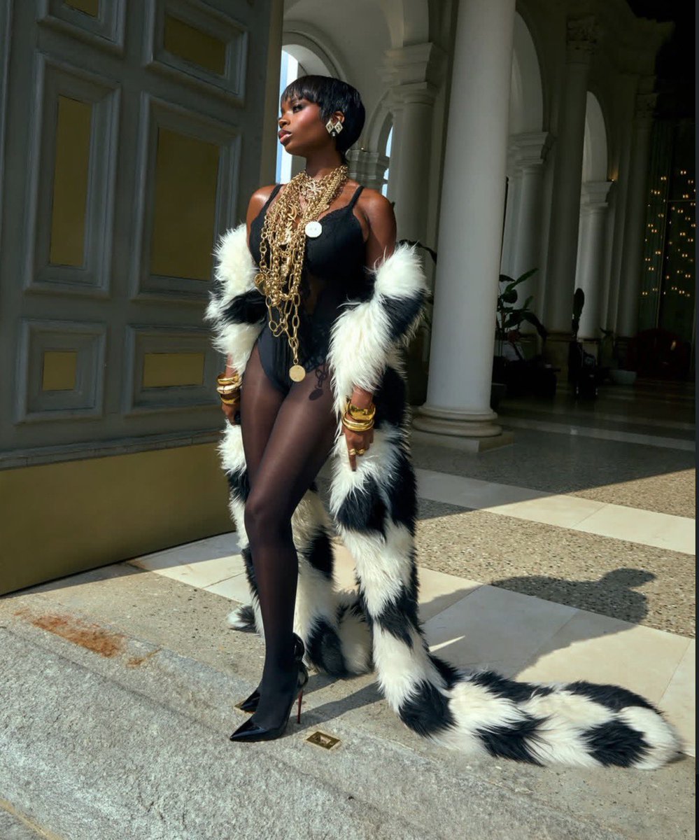 Titi__xox's tweet photo. Royalty 

OLANDRIA STUNS FOR BLUMARINE  #OlandriaxBlumarineSS27  #BlumarineSS27 https://t.co/u8tAnf0NDn