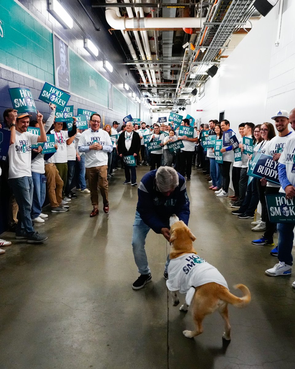 Mariners's tweet photo. A welcome worthy of a legend. #FarewellRick https://t.co/7prqSkKrTa
