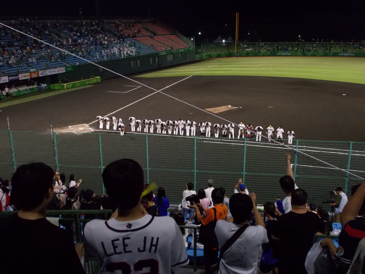 fujimon117140's tweet photo. 昨夜の日韓戦。
試合終了後に韓国スタンドに挨拶に来てくれた日本代表の選手たち。
残念ながら敗れてしまった韓国の野球ファンたちもあたたかい拍手を送っていた。スポーツってこうありたいもの。 https://t.co/E5J4BNNlft