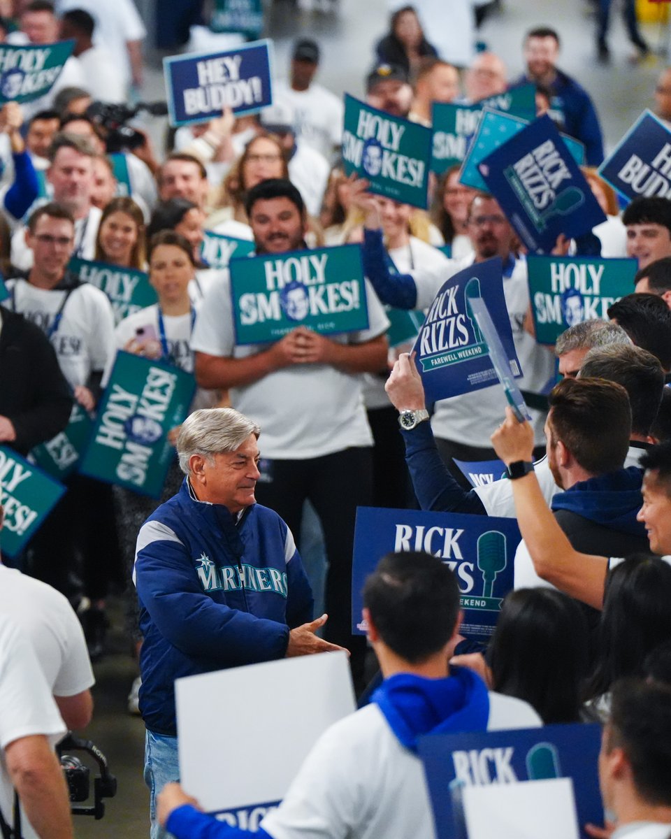 Mariners's tweet photo. A welcome worthy of a legend. #FarewellRick https://t.co/7prqSkKrTa