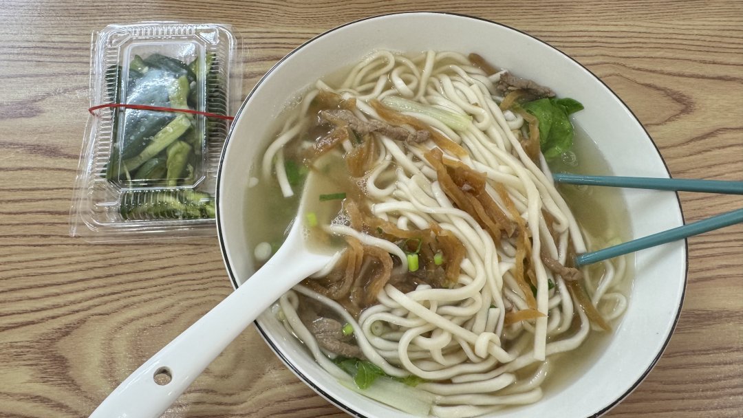 JohnCarere's tweet photo. 何を食べようか迷ったときは、麺を食べれば間違いないですね🍜
おばさんがとても親切で、料理を出してくれたときに、きゅうりの和え物まで一皿サービスしてくれました😊 https://t.co/mQLhUlUYyN