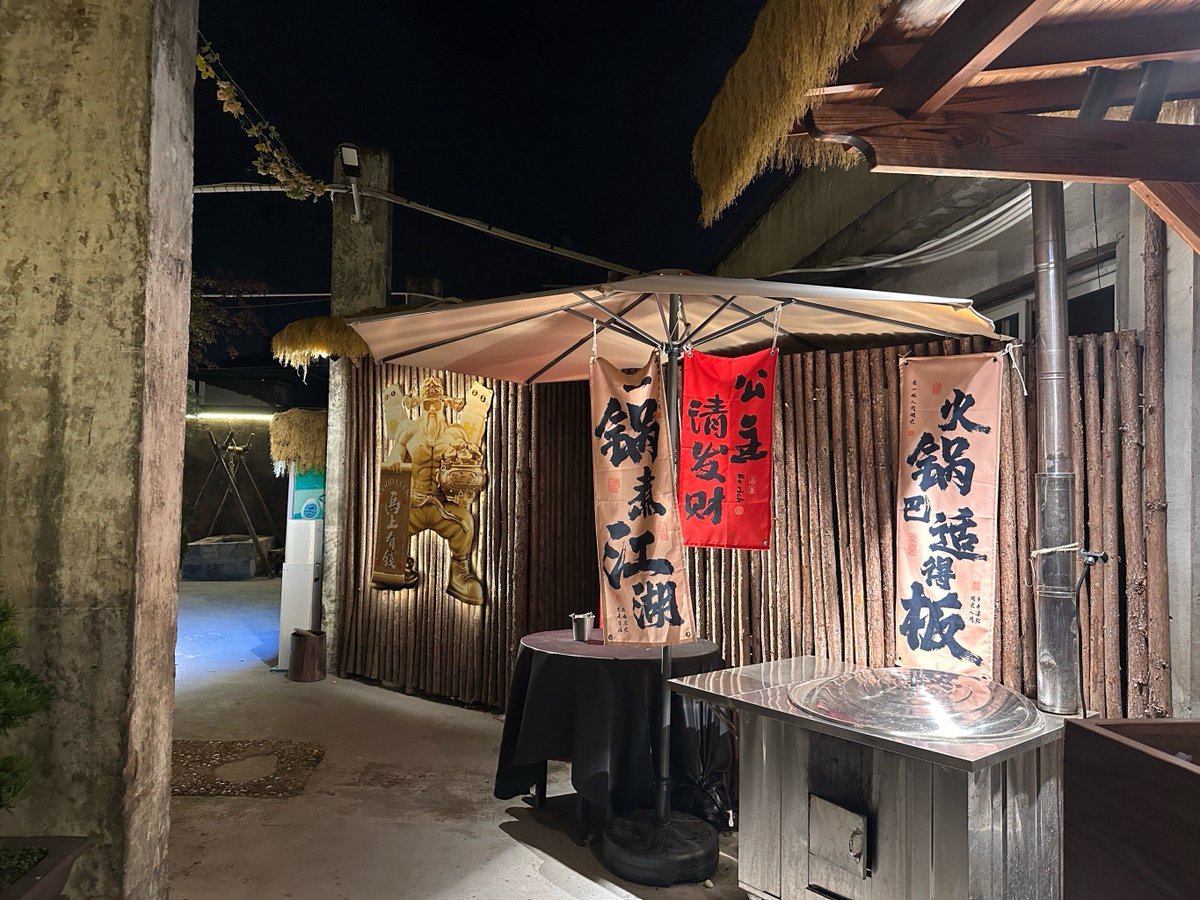 f_oyq5's tweet photo. [Back at the sticky rice stall in my family's old Baisi Nuo House, the kind vendor gives an extra portion—warm nostalgia hits hard!] https://t.co/K8MiE8UTKf