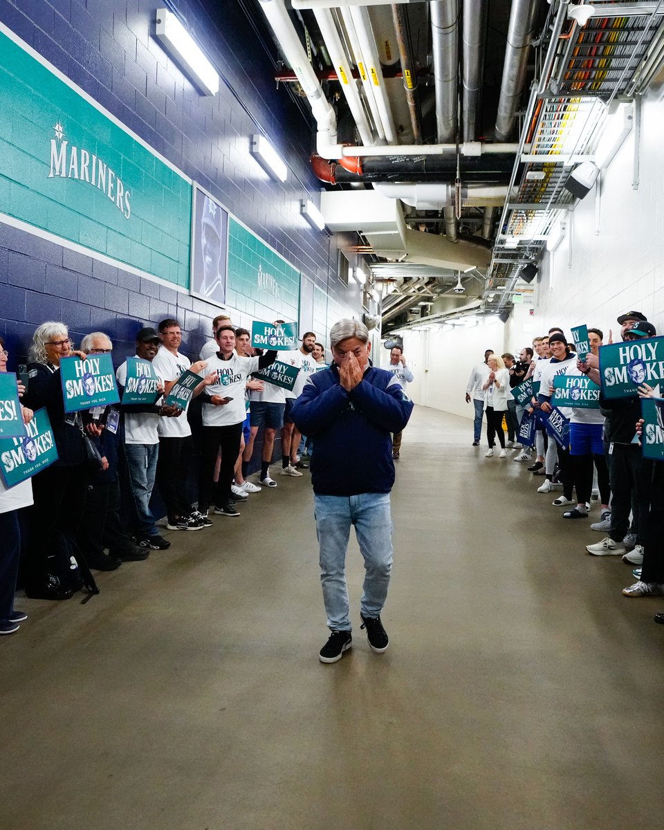 Mariners's tweet photo. A welcome worthy of a legend. #FarewellRick https://t.co/7prqSkKrTa
