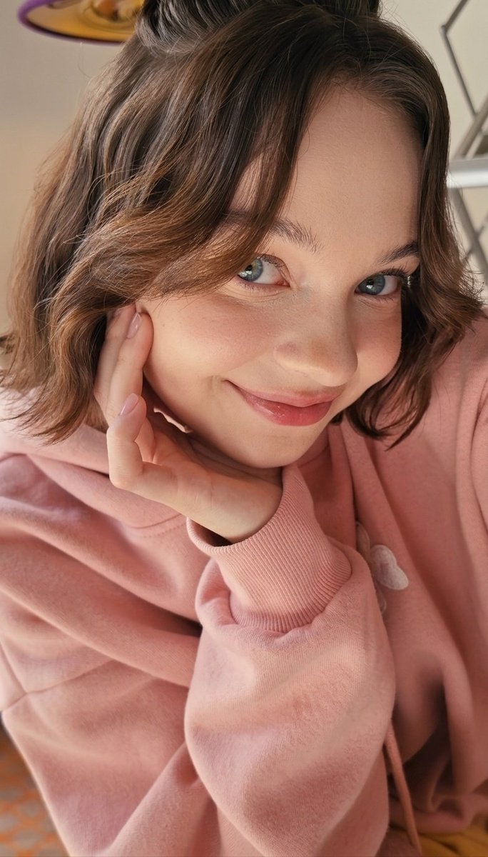 EmmaWallpaper's tweet photo. #EmmaMyers https://t.co/BoVHcaLnEo
