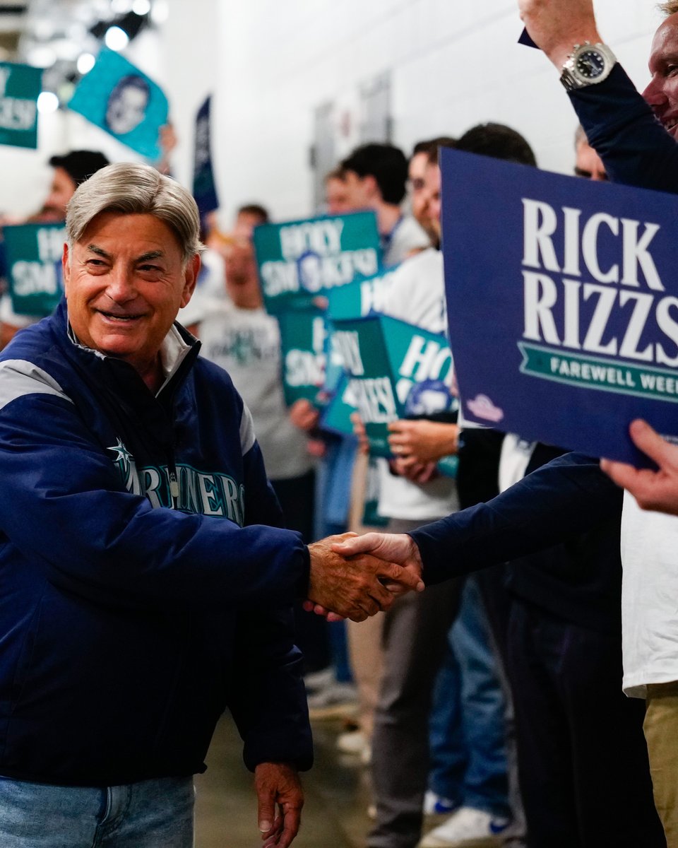 Mariners's tweet photo. A welcome worthy of a legend. #FarewellRick https://t.co/7prqSkKrTa