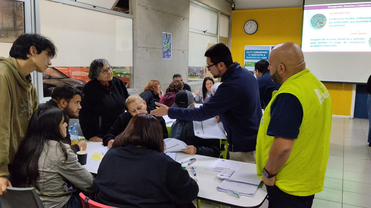 SenapredRM's tweet photo. #SENAPREDRM realiza curso CERT con Microzonificación de Riesgos y Recursos a Comunidad en Comuna #Renca. Esta actividad está siendo generada con el Municipio de Renca y con Generadora Metropolitana en alianza público -privada https://t.co/FG06bk9vgu