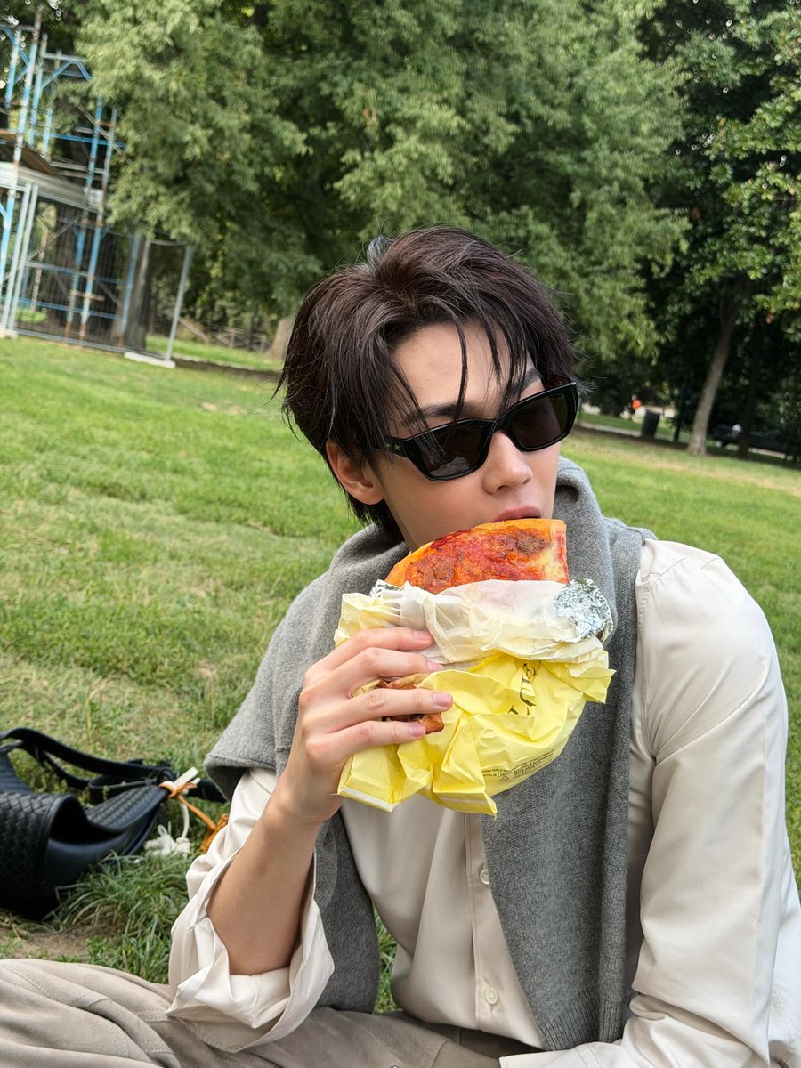thedream_aty's tweet photo. ตื่นมาเจอคนหล่อคับ 🫣

#BottegaVeneta 
#BottegaVenetaXDew #BottegaVenetaSummer2027
#dew_jsu https://t.co/zLQQAyWGTf