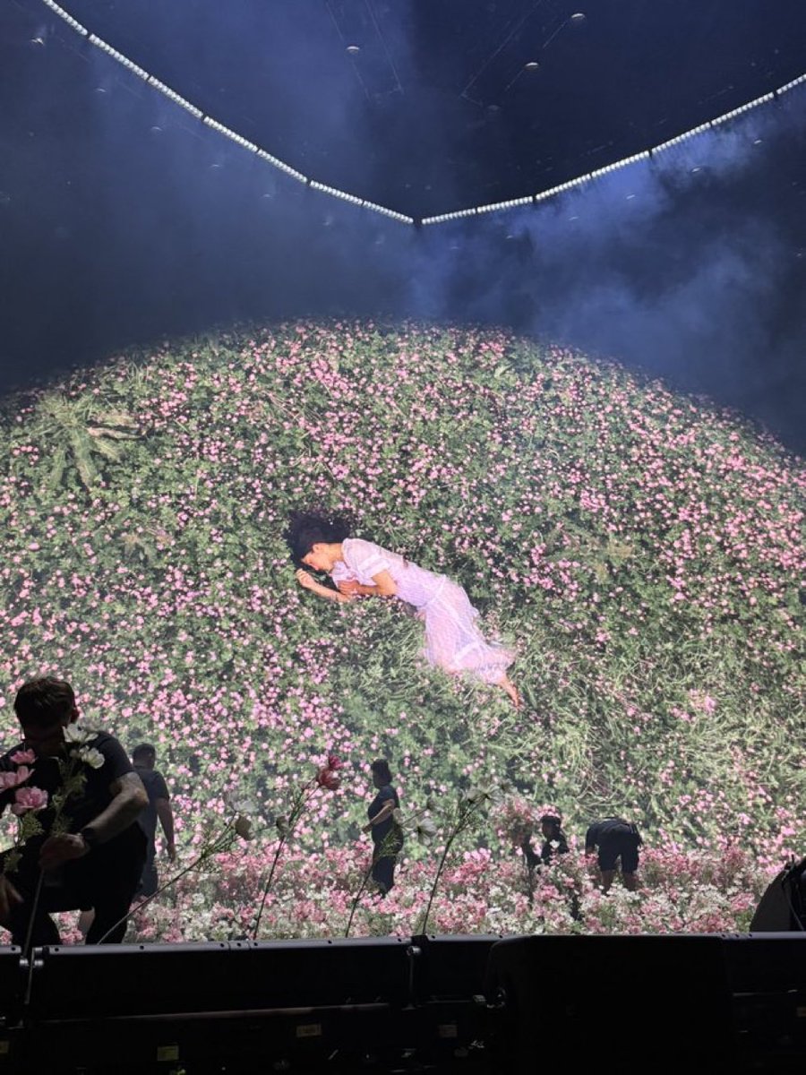 RodrigoTimes's tweet photo. Olivia Rodrigo appears on the screen during The Unraveled Tour. https://t.co/OX6aTxZQOS