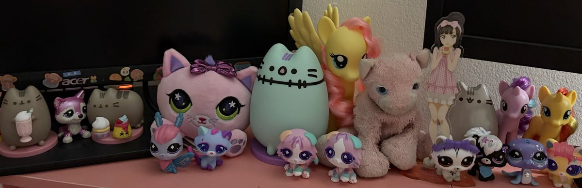 shekirakyun's tweet photo. the desk of a 22 year old woman https://t.co/cJQ3nhRGk3