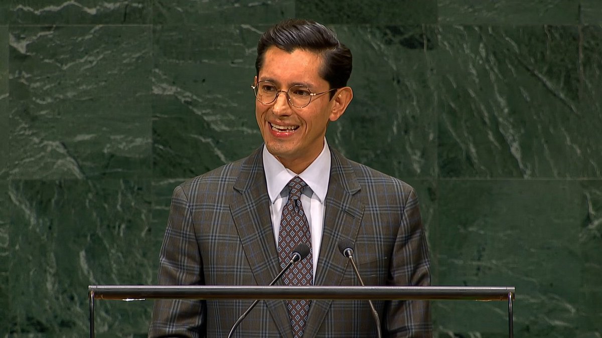 Juan_OrtizMX's tweet photo. 🗳️📌 ¿QUÉ DIJO ROBERTO VELASCO EN LA TRIBUNA DE LA ONU?

Roberto Velasco representó a Claudia Sheinbaum ante la Asamblea General de Naciones Unidas.

Estos fueron los temas que tocó.

📍Pobreza. Aseguró que 13 millones de personas salieron de la pobreza entre 2018 y 2024.

📍Programas sociales. Dijo que en 2026 llegan a 42.8 millones de personas.

📍Infraestructura. Habló de inversiones en energía, trenes, carreteras, agua, salud, educación y nuevas tecnologías.

📍Seguridad. Presumió una reducción cercana al 51% en homicidios durante los primeros 22 meses del gobierno de Sheinbaum.

📍Estrategia contra el crimen. Defendió atender las causas, pero también inteligencia, investigación y “cero impunidad”.

📍Cooperación internacional. Habla de cuatro límites. Soberanía, responsabilidad compartida, respeto mutuo y cooperación sin subordinación.

📍Salario mínimo. Dijo que desde 2018 aumentó 154% en términos reales y defendió que mejores salarios también fortalecen la economía.

📍Mujeres. Destacó la llegada de la primera presidenta, la paridad en el gabinete y Congreso, y consideró que la próxima Secretaría General de la ONU podría ser encabezada por una mujer.

📍Mexicanos en el extranjero. Prometió mantener la defensa de sus derechos humanos.

📍Grupos excluidos. Mencionó mujeres, pueblos indígenas, afromexicanos, personas con discapacidad, infancias, adultos mayores y diversidad sexual y de género.

📍Soberanía. Defendió la autodeterminación de los pueblos, la no intervención y la igualdad entre Estados.

📍Fuerza y poder. Rechazó el uso de la fuerza como solución y pidió proteger civiles, respetar fronteras y resolver conflictos mediante diálogo y negociación.

📍Palestina. Reiteró el reconocimiento del Estado palestino y la solución de dos Estados.

📍Reforma de la ONU. Defendió fortalecer a Naciones Unidas y hacerla más efectiva y transparente.

📍América Latina. Defendió mantener a la región como zona de paz y fortalecer CELAC y la Alianza del Pacífico.

📍Cuba. Rechazó nuevamente el embargo y anunció que México seguirá enviando ayuda humanitaria.

📍Europa, Asia y África. Dijo que México busca ampliar relaciones con esas regiones y destacó la modernización del acuerdo con la Unión Europea.

📍Multilateralismo. Cerró defendiendo que ningún país puede construir su futuro aislado y que la soberanía también se fortalece mediante cooperación entre naciones.