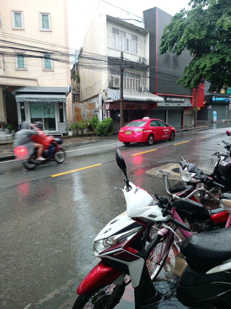 H_B_KYE's tweet photo. ประชาสงเคราะห์22 และโค้งร้านลงพุงหมูกะทะท่วมขังเป็นแอ่งจ้ะ
#น้ำท่วม #กรุงเทพ https://t.co/AuuHt0rG9v