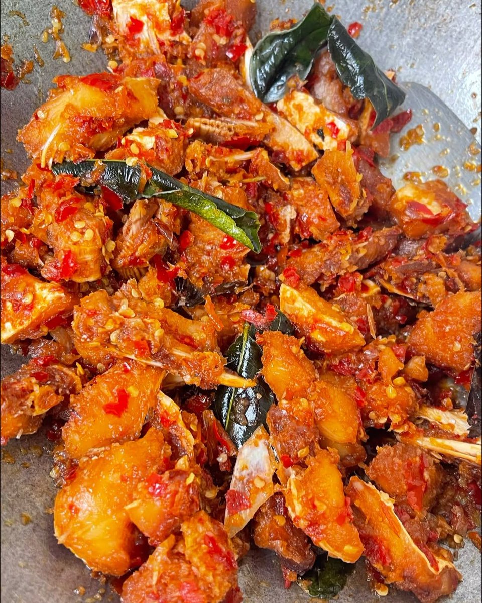 faaabiiinho's tweet photo. Karnaval sudah lewat depan rumah. Giliran masak kesiangan: oseng jambal roti dengan rasa asin khas, dibumbui cinta dan kasih sayang. Yiha! https://t.co/0K4QCnYYXn