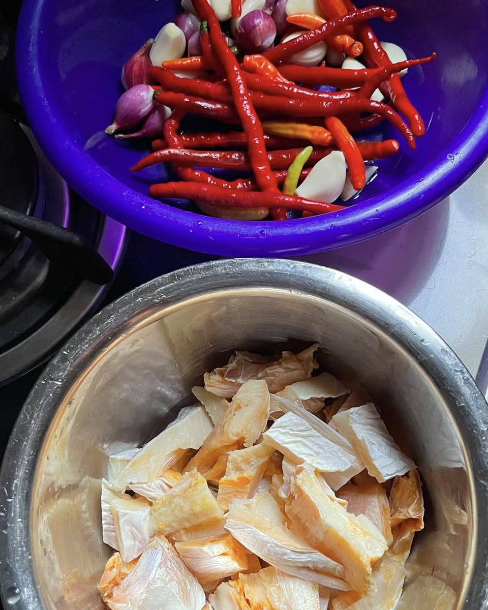 faaabiiinho's tweet photo. Karnaval sudah lewat depan rumah. Giliran masak kesiangan: oseng jambal roti dengan rasa asin khas, dibumbui cinta dan kasih sayang. Yiha! https://t.co/0K4QCnYYXn