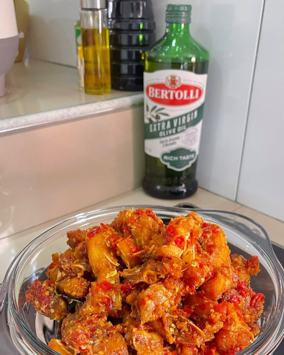 faaabiiinho's tweet photo. Karnaval sudah lewat depan rumah. Giliran masak kesiangan: oseng jambal roti dengan rasa asin khas, dibumbui cinta dan kasih sayang. Yiha! https://t.co/0K4QCnYYXn