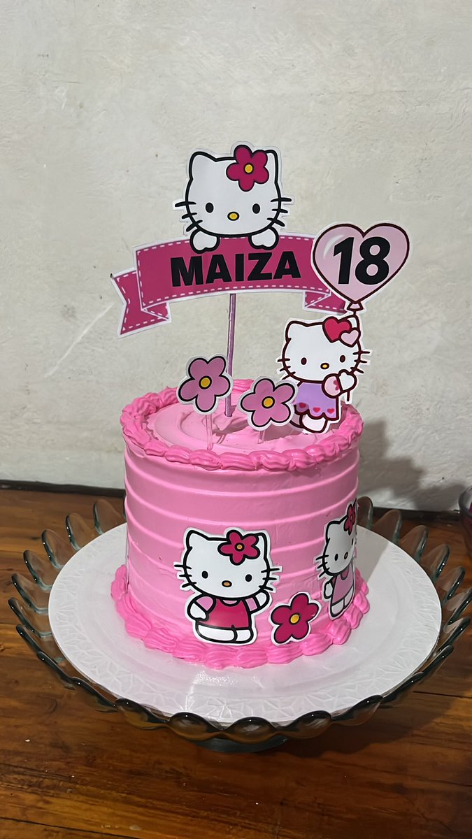 oxsakai's tweet photo. meu bolo de 18 anos que meu namorado mandou fazer pra mim, esqueci de postar no dia porque fiquei chorando de felicidade https://t.co/1P3jMk2ysR