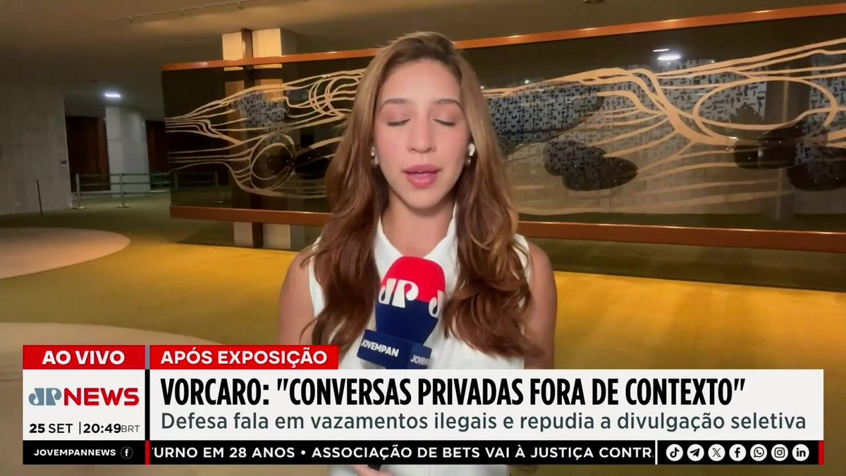 A JP News reporter delivers a live broadcast at 20:49 BRT on September 25, covering the defense of Vörçaro, who claims private conversations were taken out of context amid illegal leaks, as part of a segment discussing Alcolumbre's reaction to messages uncovered by Federal Police. The chyron displays "VORÇARO: 'CONVERSAS PRIVADAS FORA DE CONTEXTO'" alongside other news tickers.