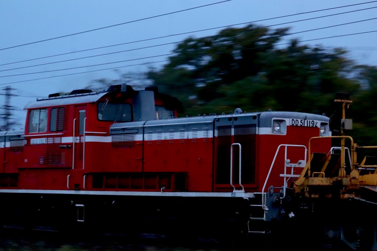 Katsu_4060's tweet photo. 2026/09/26 撮影
工9588レ(金沢工臨返空)
DD51-1192+ﾁｷ10b
雨で暗かったので記録程度に撮影 https://t.co/KO9j7uvYjk