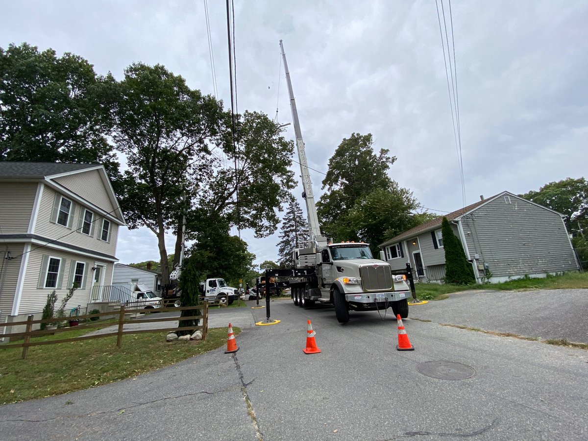 Jviper793's tweet photo. Arborists taking down a large tree today ahead of a nor’easter, with a national crane ntc 60xl mounted on a peterbilt chassis doing the main work https://t.co/nnk68MZnKX