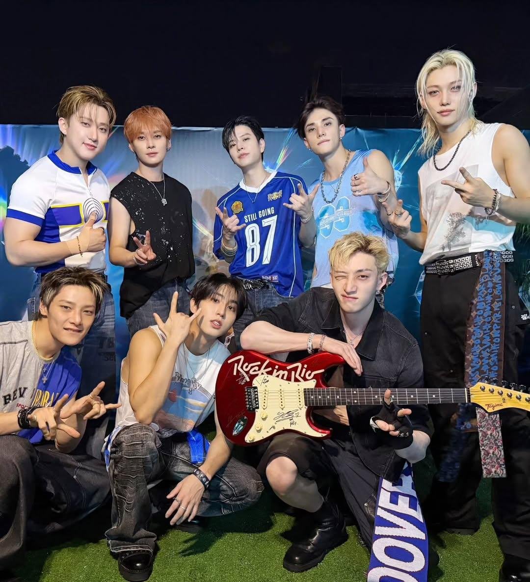 _LeeNaazz's tweet photo. A guitarra autografada pelos meninos foi vendida por mais de 67 MIL REAIS (U$ 13K), foi a maior venda da história do Rock In Rio nesse leilão 🧡

Tudo que eles tocam é sucesso ✨ https://t.co/XBtwg1pDmq