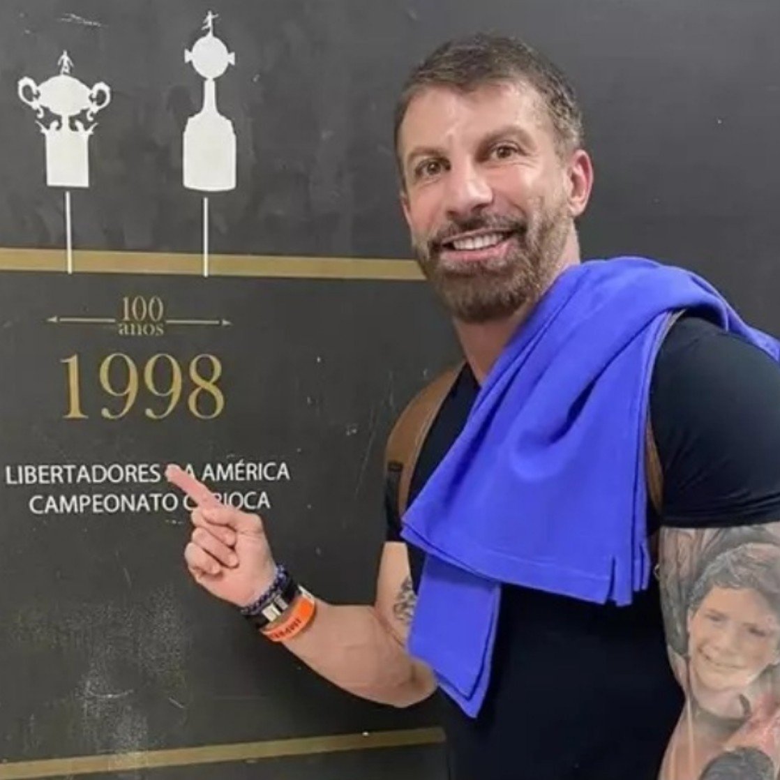 Noitedecopa's tweet photo. 🚨 Uma coisa é fato: Pedrinho está revolucionando o Vasco da Gama! 💢

“Mas e os títulos, Noite de Copa?”

Um bom trabalho requer paciência, principalmente levando em consideração a situação em que o Vasco se encontrava nos últimos tempos. Desde que Pedrinho assumiu, o clube já bateu em final e está novamente em duas semifinais de Copas, campanhas que não eram vistas faz anos. Além disso, caso se mantenha na Série A irá completar 5 anos seguidos na elite, algo inédito desde o primeiro rebaixamento do clube em 2008.

Os resultados são consequência de um processo, e com a revenda da SAF, o cruzmaltino pode ganhar novos ares e condições ainda maiores de ganhar títulos.

Muito interessante ver um Gigante voltando a se reerguer, ainda mais tendo como grande responsável um cara que era ídolo do clube como jogador.

O Pedrinho nasceu pro Vasco, e o Vasco nasceu pro Pedrinho!