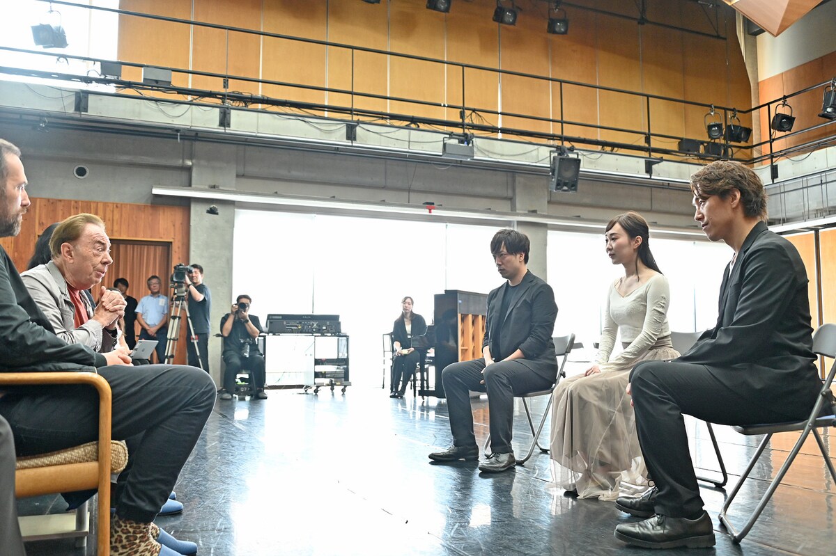 stage_natalie's tweet photo. 【稽古場 / 会見レポート】
アンドリュー・ロイド＝ウェバーが来日！

🌹劇団四季「オペラ座の怪人」🌹
稽古場でロイド＝ウェバーが俳優陣と交流
「見事に実演してくれました」

▼本文はこちら
https://t.co/DcEZJJ3ErG
#オペラ座の怪人 https://t.co/KSBAT70GKV