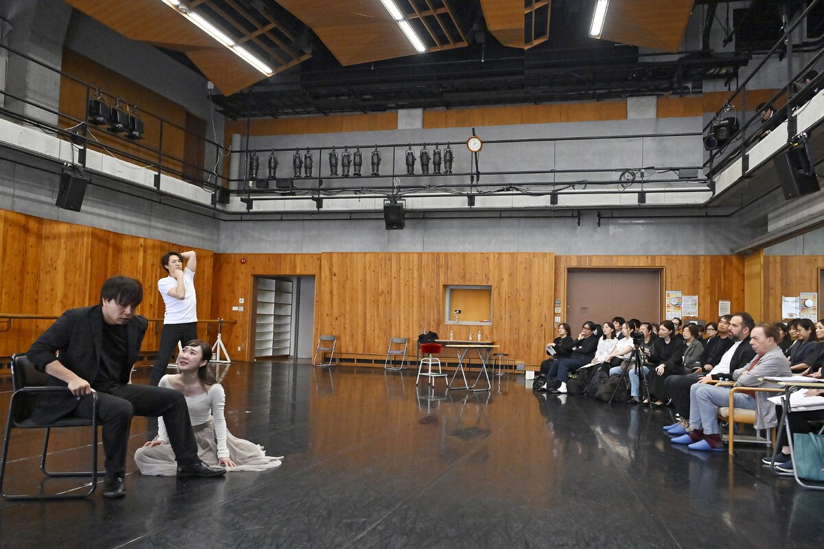 stage_natalie's tweet photo. 【稽古場 / 会見レポート】
アンドリュー・ロイド＝ウェバーが来日！

🌹劇団四季「オペラ座の怪人」🌹
稽古場でロイド＝ウェバーが俳優陣と交流
「見事に実演してくれました」

▼本文はこちら
https://t.co/DcEZJJ3ErG
#オペラ座の怪人 https://t.co/KSBAT70GKV