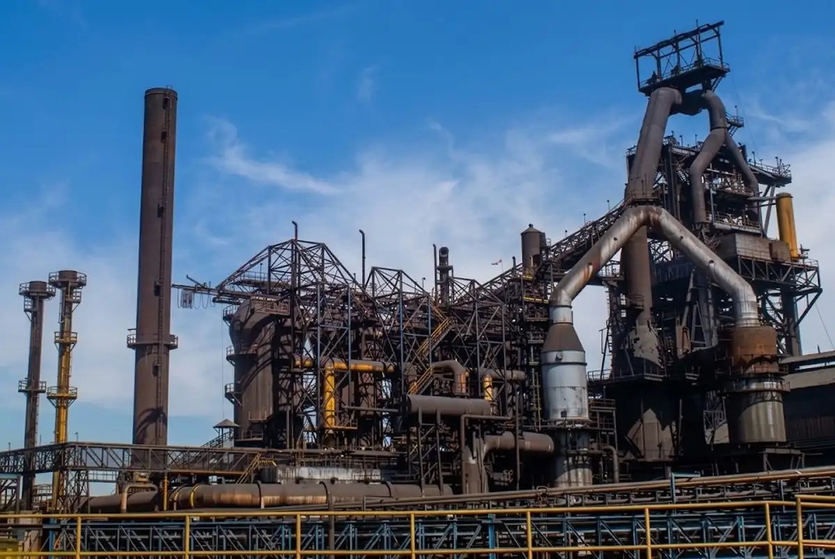 CarlosHidalgoo's tweet photo. Queda en vilo venta de AHMSA; postergan fallo de la subasta
El intento por concretar la venta de Altos Hornos de México (#AHMSA) y su filial Minera del Norte (#MINOSA) dentro del proceso de quiebra derivó en un estancamiento temporal debido a que ningún postor acreditó el pago de la garantía de seriedad por 56 millones de dólares.
El Poder Judicial de la Federación comunicó este viernes los resultados de la audiencia de la subasta, lo que abre la vía para que los principales acreedores comerciales (Cargill, Banca Afirme y Almacenadora Afirme) asuman el control de la empresa en consorcio.
Dentro de la diligencia se dio a conocer que una persona física presentó una postura económica superior al 85 por ciento del valor mínimo fijado en las bases, aunque omitió adjuntar la documentación requerida para comprobar su liquidez inmediata y capacidad financiera.
Con una propuesta de compra de AHMSA por mil 400 millones de dólares, y el compromiso de depositar la Garantía de Seriedad de 53.6 millones antes de seis días, el empresario Arturo Domínguez Arteaga, de la empresa CIESA (Construcciones e Ingenierías Electromecánicas), se perfiló como el nuevo propietario de la siderúrgica.