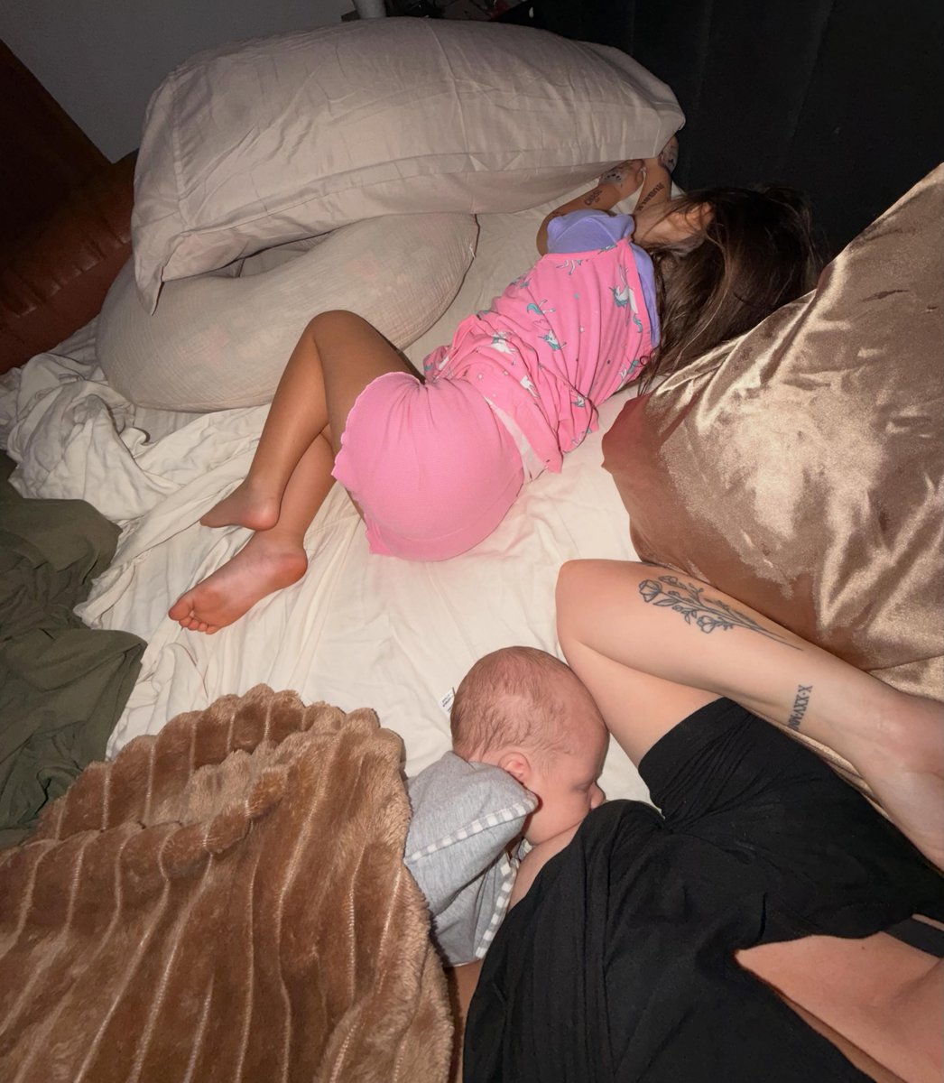 marcelezinha's tweet photo. No nap for mom today. Brother wants to eat, and I’m not comfortable cosleeping. But big sis has been asleep for over an hour, so I’ve had uninterrupted doom-scrolling time. So grateful my 4-year-old still naps. What age did your kids stop napping? https://t.co/TODDoI5S0s