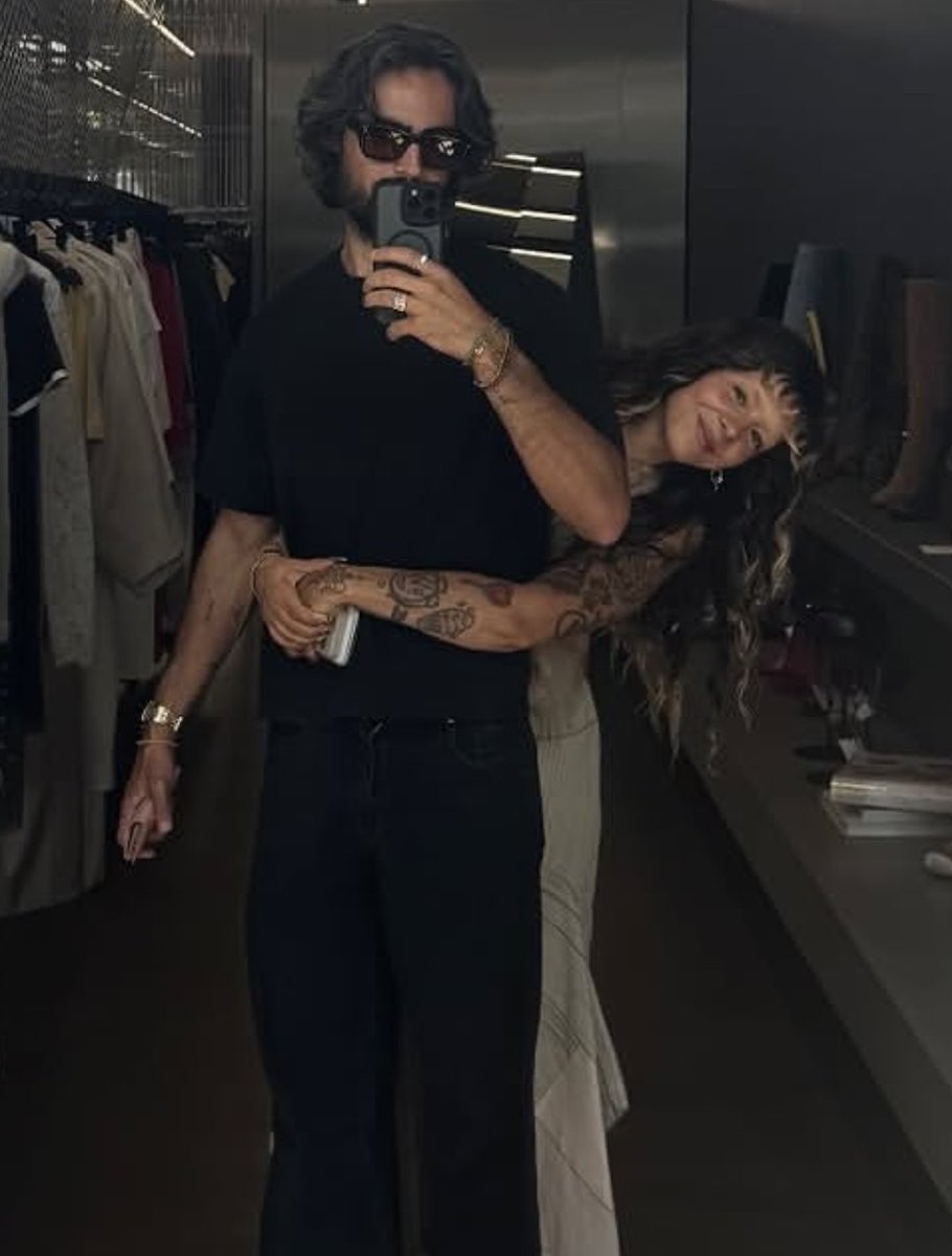 HadesCryBaby's tweet photo. A Melanie Martinez foi tão taurina nessa pose, esse homem não vai ter descanso https://t.co/0sOfqj4FkP