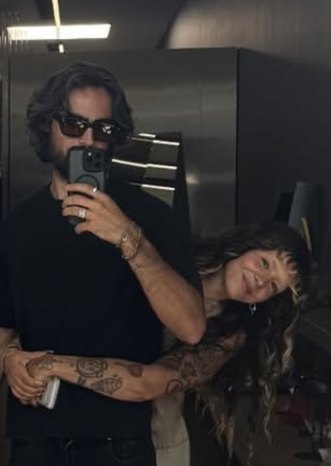 HadesCryBaby's tweet photo. A Melanie Martinez foi tão taurina nessa pose, esse homem não vai ter descanso https://t.co/0sOfqj4FkP