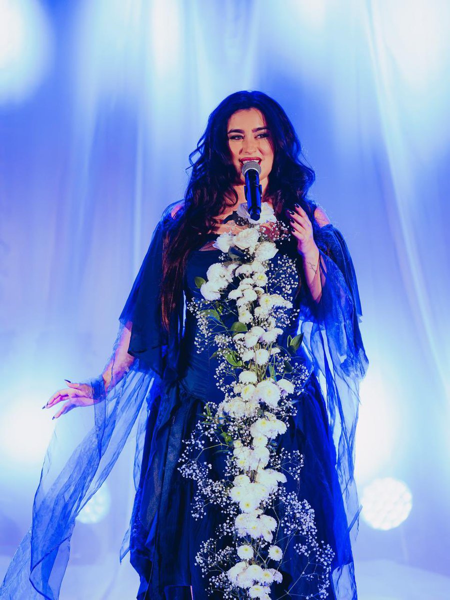 jaureguilineBR's tweet photo. “Belo Horizonte eu ainda estou com o pensamento no último show, que lindo que foi, eu sou tão grata por toda vez que canto para vocês, Brasil. Obrigada do fundo do meu coração por me darem tanto amor, por cantarem cada palavra junto comigo com tanta energia e por fazerem esses shows serem tão especiais para mim, eu sou muito sortuda por ter isso! Te amo muito, até a próxima!” 

Lauren Jauregui publicou no Instagram