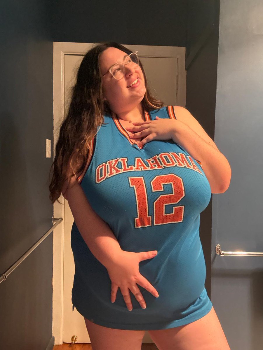 avariversxx's tweet photo. My curves aren't an apology. https://t.co/iUoQq0o4GN