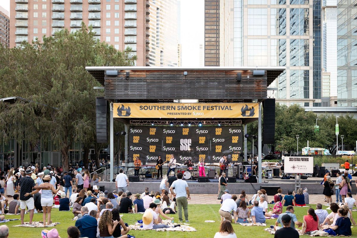 TanjiPatton's tweet photo. Mark your calendars, Houston! Southern Smoke Festival, presented by @Sysco, returns to Discovery Green on Saturday, October 3! Nearly 100 top chefs and beverage pros, live music, and delicious bites, all benefiting a great cause. See the full lineup and get tickets at the link below. 📷️: Daniel Ortiz and Huge Galdones @SouthernSmokeTX
https://t.co/6ytAvU8v7D