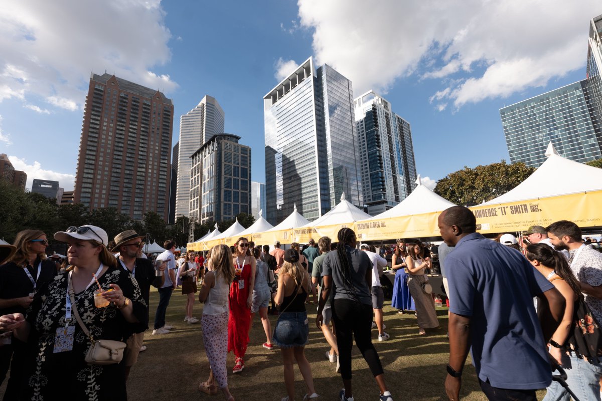 TanjiPatton's tweet photo. Mark your calendars, Houston! Southern Smoke Festival, presented by @Sysco, returns to Discovery Green on Saturday, October 3! Nearly 100 top chefs and beverage pros, live music, and delicious bites, all benefiting a great cause. See the full lineup and get tickets at the link below. 📷️: Daniel Ortiz and Huge Galdones @SouthernSmokeTX
https://t.co/6ytAvU8v7D