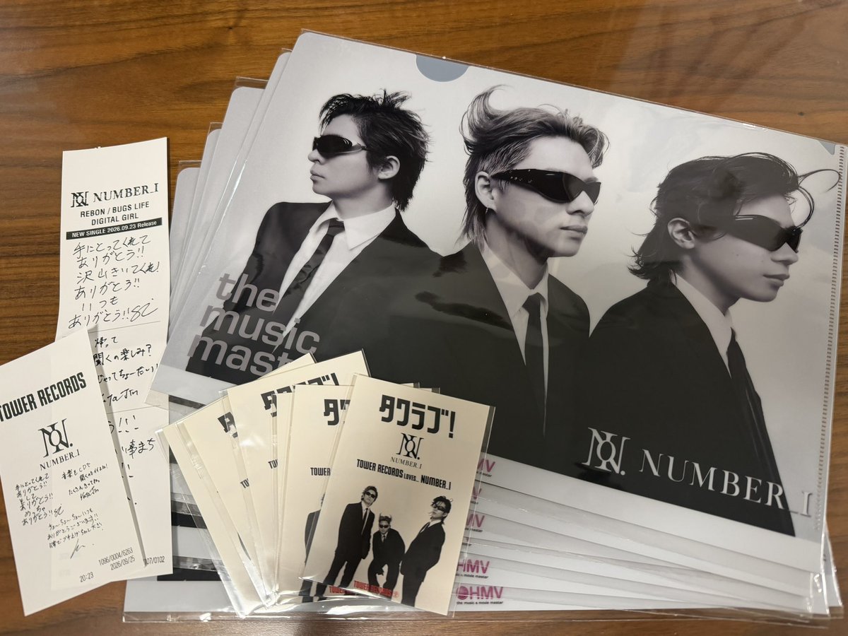 panda_i_desyo's tweet photo. 昨日は梅田となんばのタワレコとHMV
4店舗巡って三形態1セットずつ買ってきましたー😊
豪華なパネルやポスター
サインやメッセージも嬉しい❣️

一緒に行ったお友達は
昨日1日だけでオンラインと店舗で
私の10倍買ってた😂いつもながら素晴らしい👏
あまりに重そうだったので持ってあげました笑 https://t.co/VTh8HMimNz