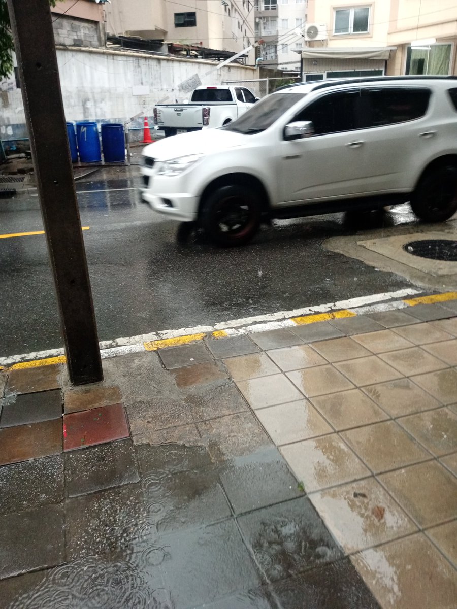H_B_KYE's tweet photo. ประชาสงเคราะห์22 และโค้งร้านลงพุงหมูกะทะท่วมขังเป็นแอ่งจ้ะ
#น้ำท่วม #กรุงเทพ https://t.co/AuuHt0rG9v