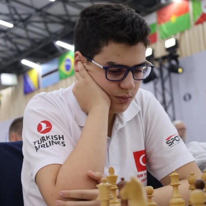 pusholder's tweet photo. Milli satranççı Yağız Kaan Erdoğmuş, Uluslararası Satranç Federasyonu tarafından "Yılın Çıkış Yapan Sporcusu" seçildi. https://t.co/tGz2IjtXk2