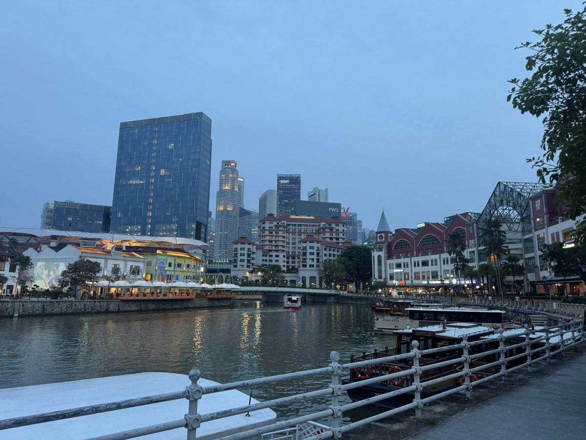PacificMaiku's tweet photo. It’s fairly hot and humid, but enjoying the evening in Clarke Quay https://t.co/rpTXUGx7eb