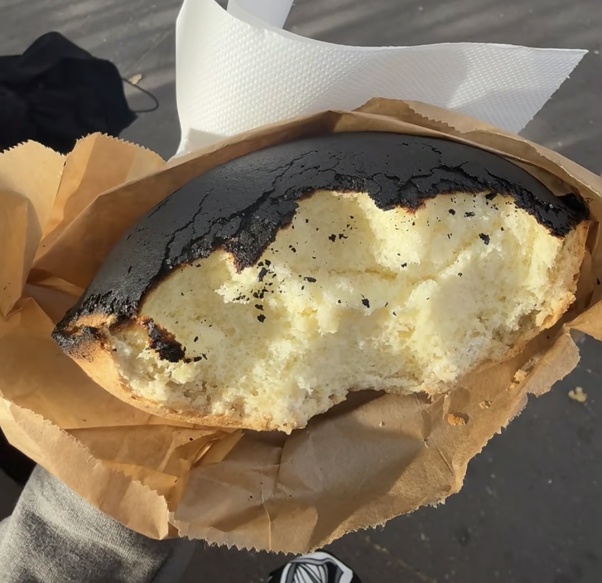 YoungerDryasX's tweet photo. チーズケーキ半分以上食べたところで、友達に「この黒い部分、食べちゃダメっぽいよ」って言われた！😳 https://t.co/2iSr2wrb4s